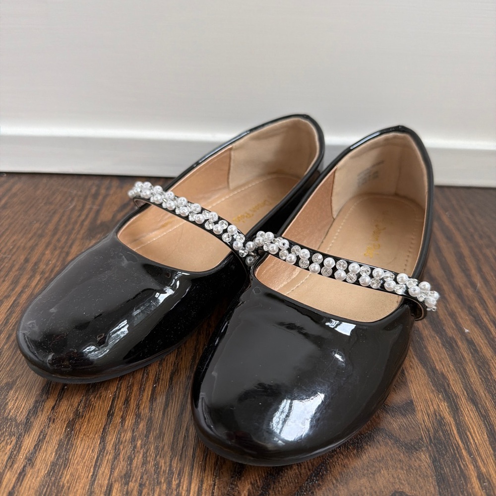 Dream Pairs Black Patent Mary Jane Flats with Pearl and Rhinestone Strap